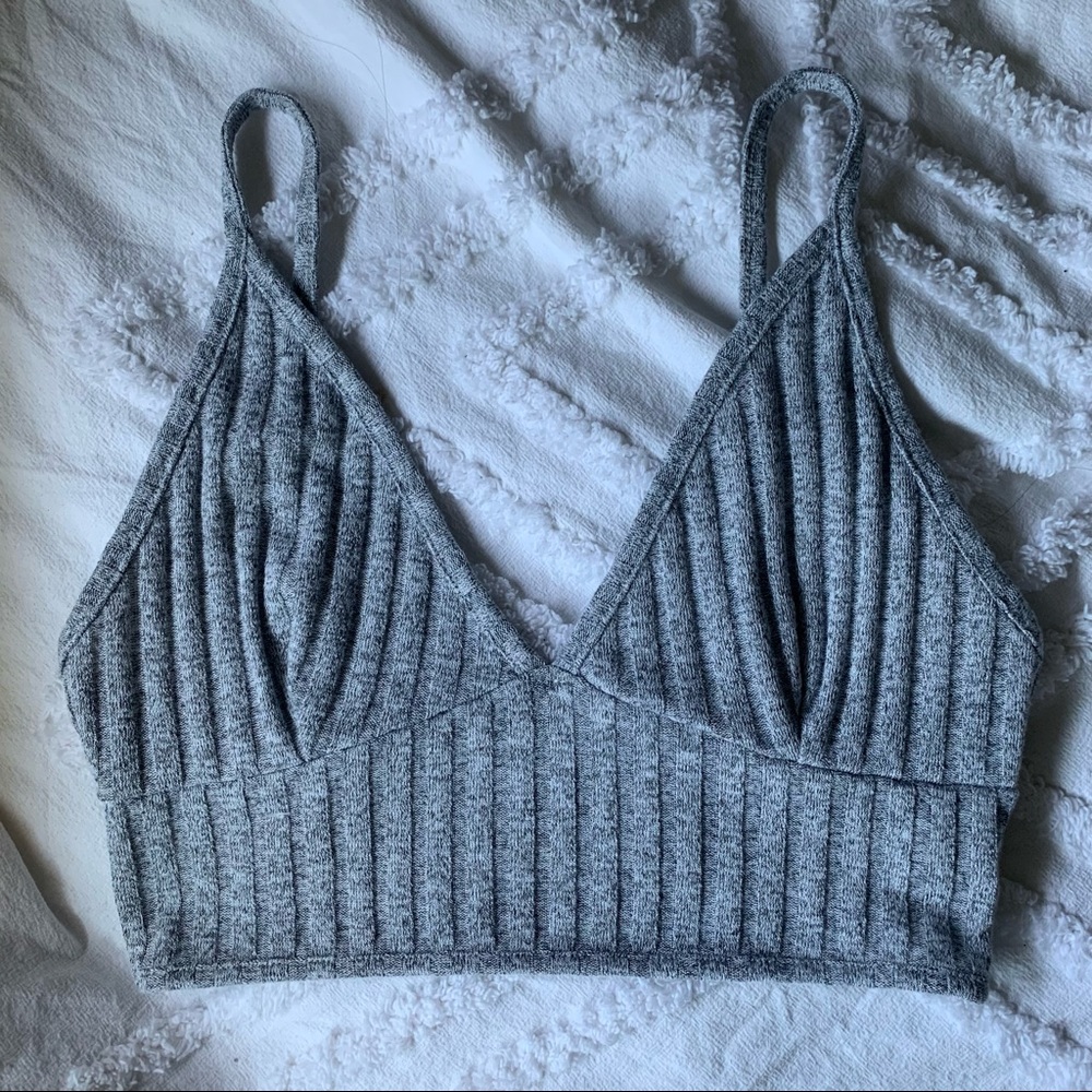 gray ribbed v neck cropped tank top